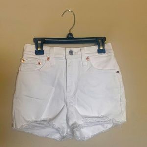 0, 24 White Levi’s Shorts
